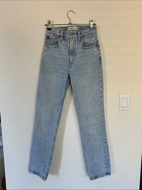 Abercrombie & Fitch 90’s Straight Jean, size 23 Short